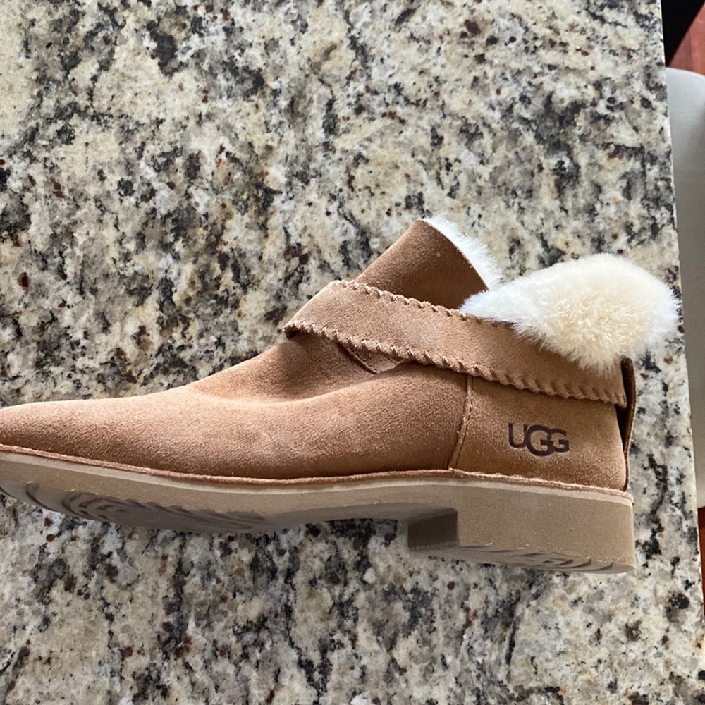 UGG Romley short shaft boot size 9